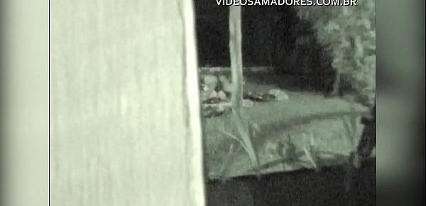  Durante encontro de amigos, casal se afasta discretamente para foder, mas é descoberto